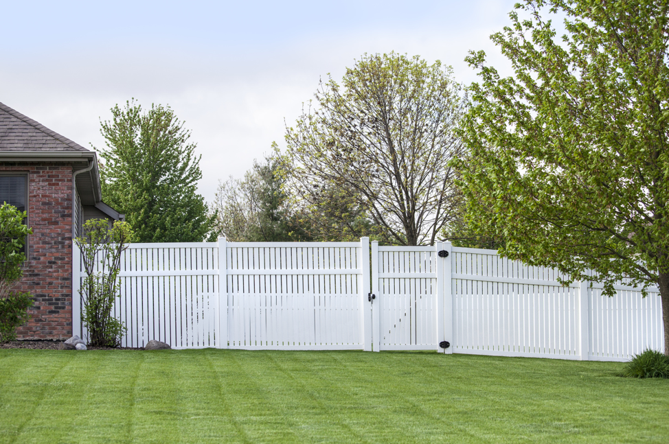 white-vinyl-backyard-fence