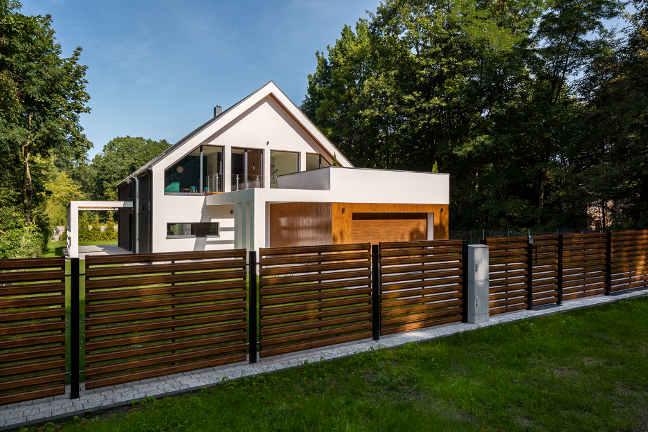 Composite wood fence around a house in Wilmette, Illinois